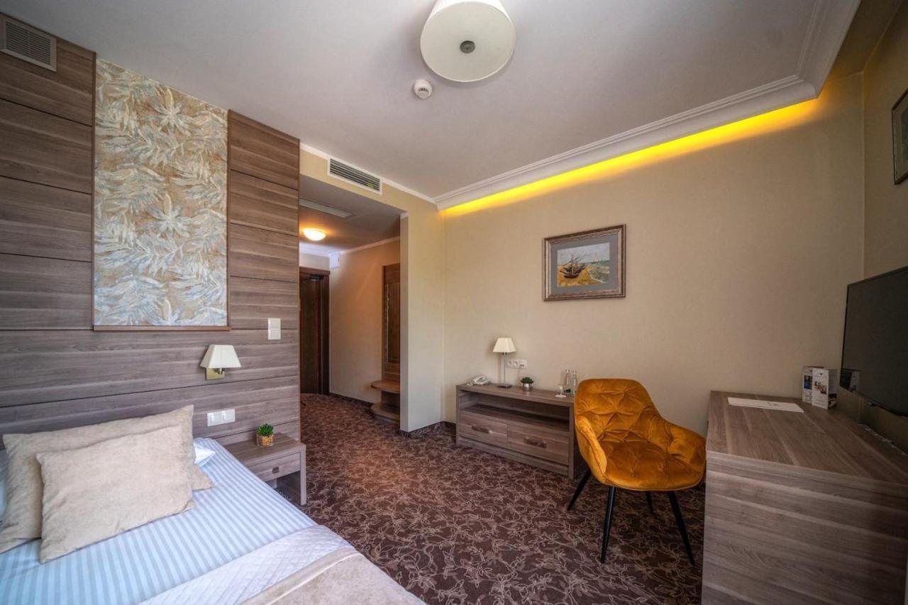 Korona Hotel Ostroleka  Ngoại thất bức ảnh